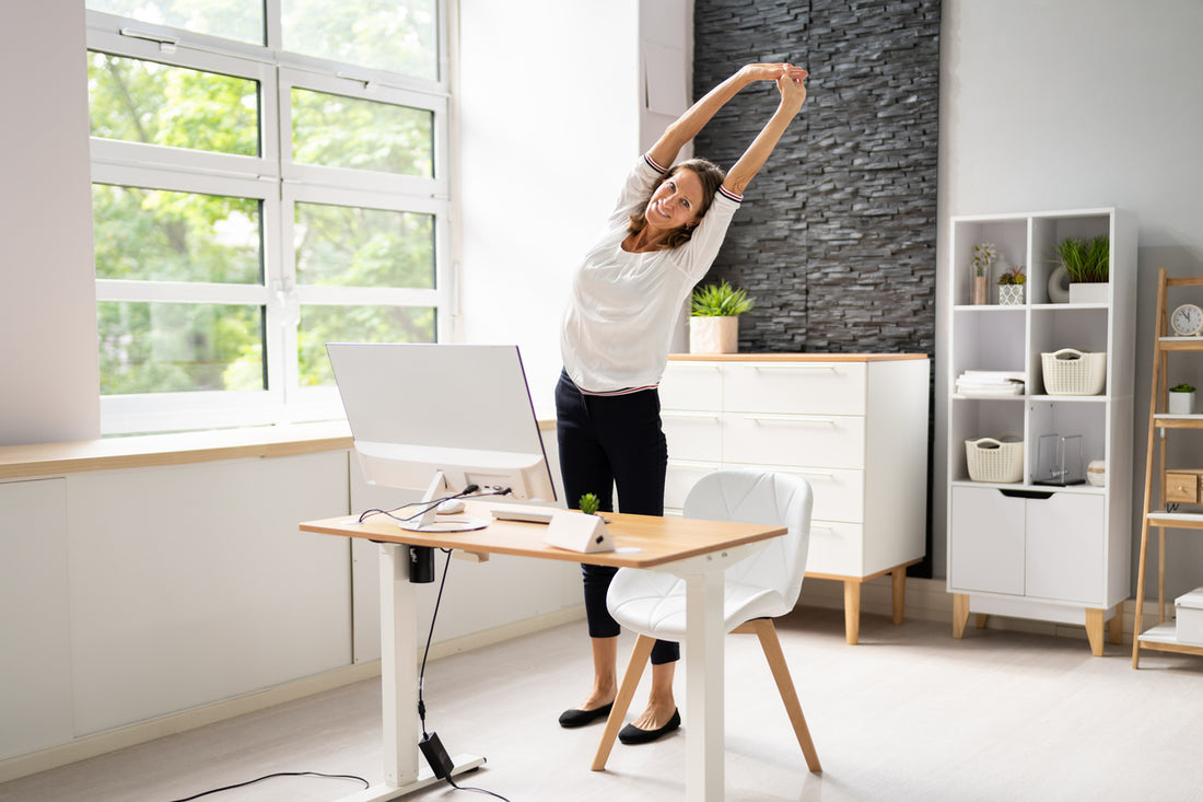 Photo realiste d une personne faisant une pause de mobilite debout pres d un bureau a domicile